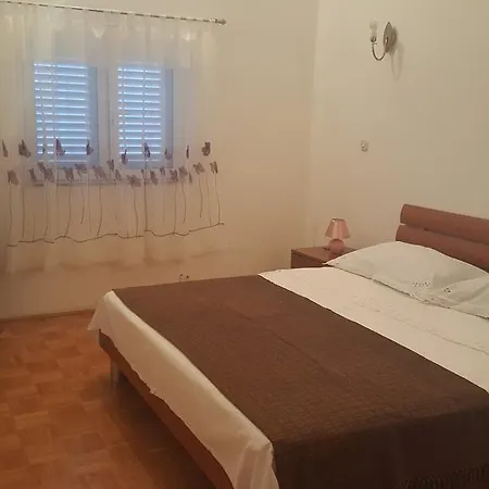 Neda Biograd Na Moru